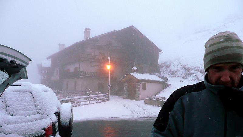 Photo 001 La mine réjouie de Bougnat au départ devant le gite du Chenal, et sous la neige. Mais ça ne va pas durer !